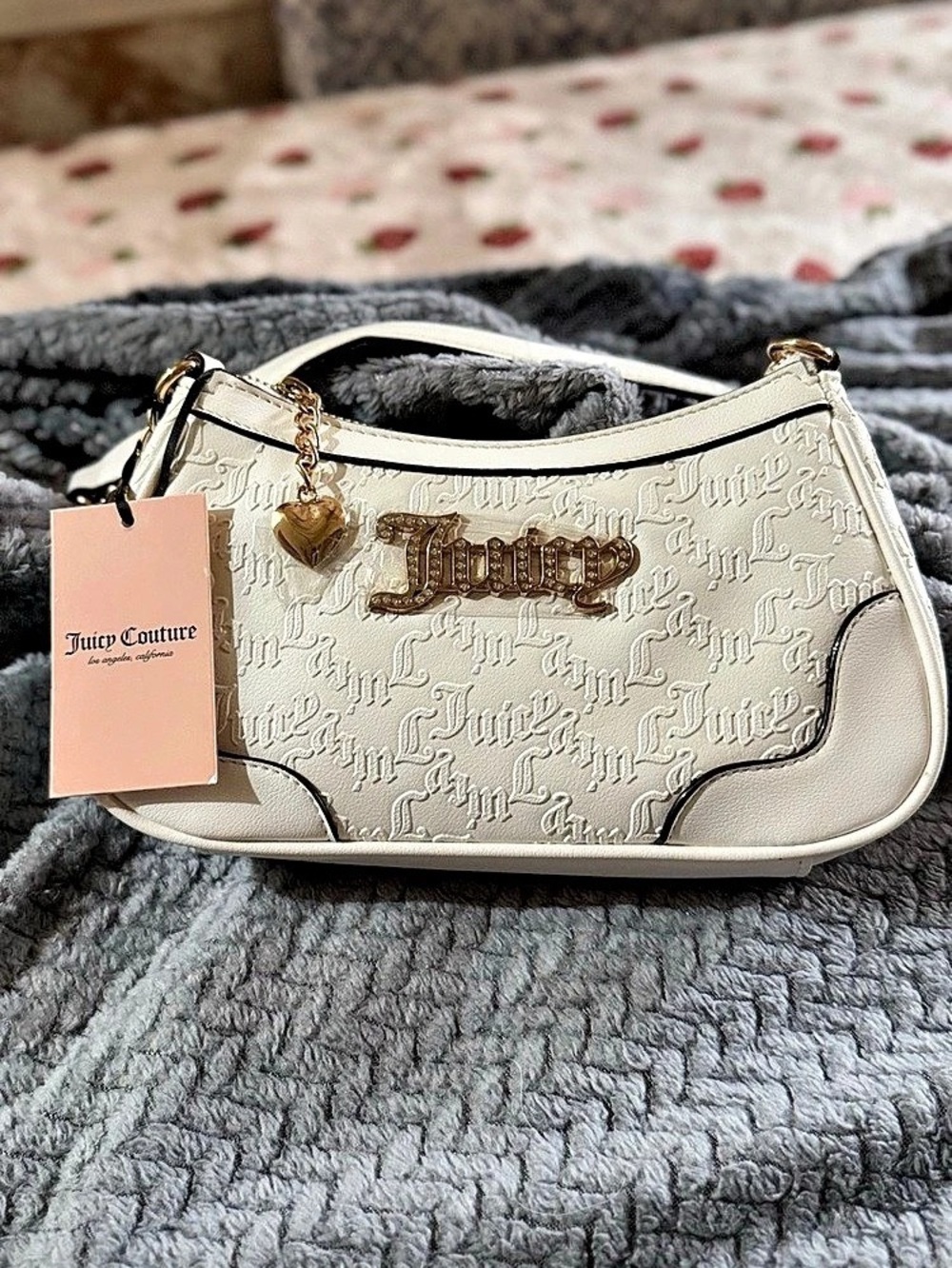 BRAND NEW WITH TAGS (BNWT) ✨
Juicy Couture "Heartless" Shoulder Bag in GP White